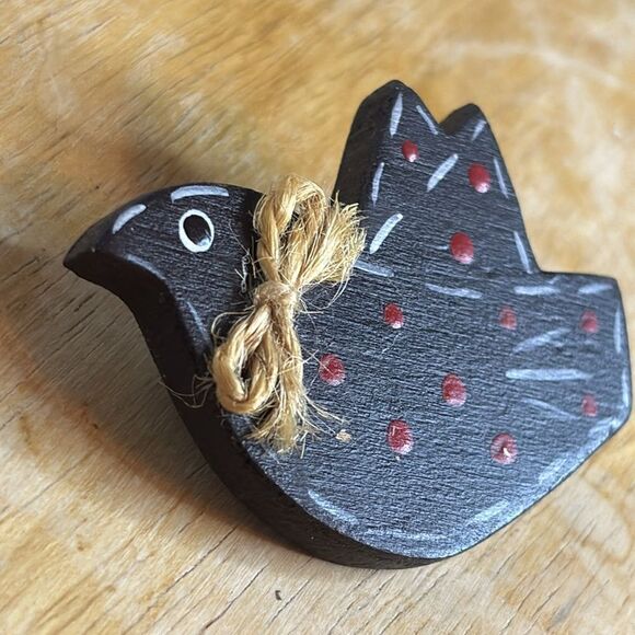 Wooden black hand painted folk art bird bird brooch pin with twine bow - Picture 2 of 4